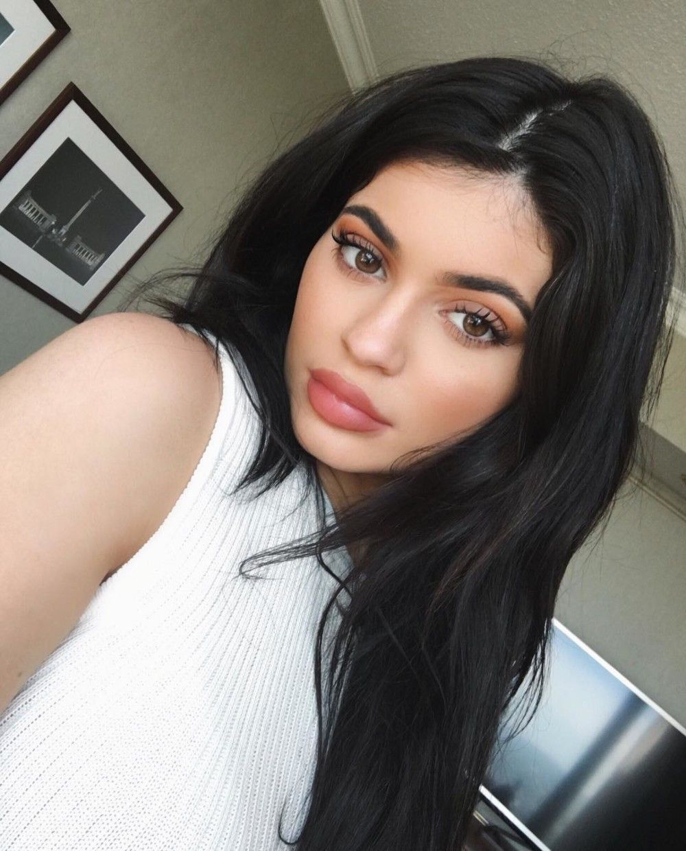 This Is Kylie Jenners Current Beauty Routine Vogue Australia
